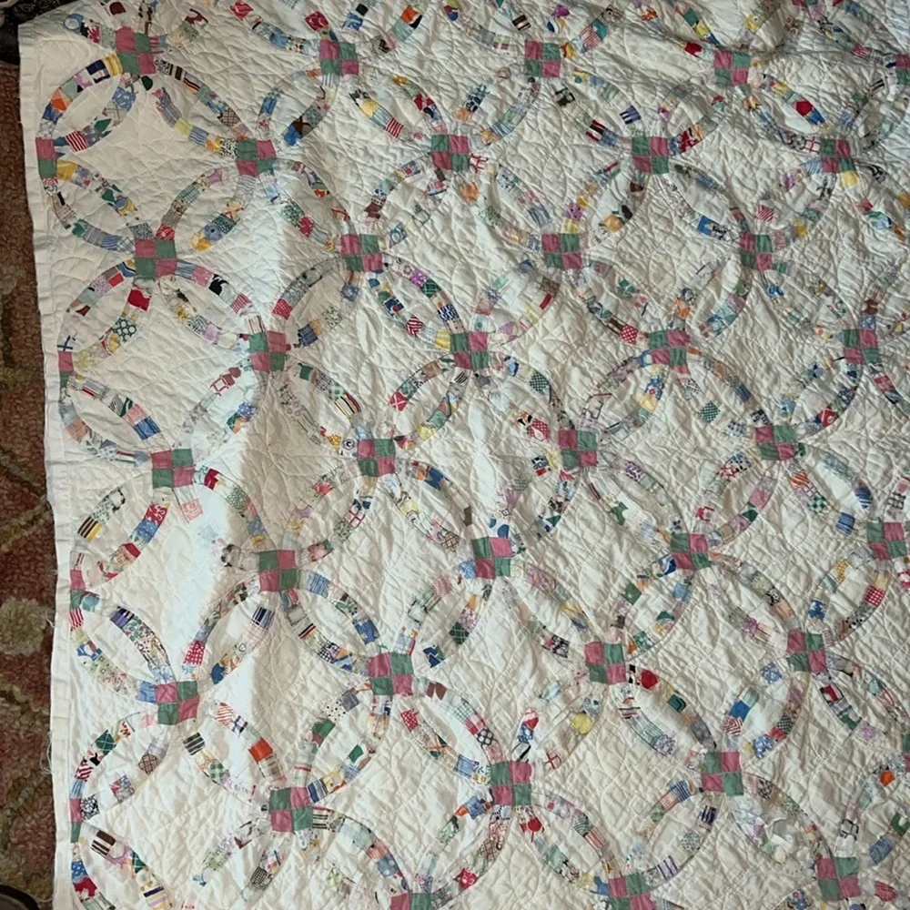 Gorgeous Antique wedding ring quilt 70” x 76”